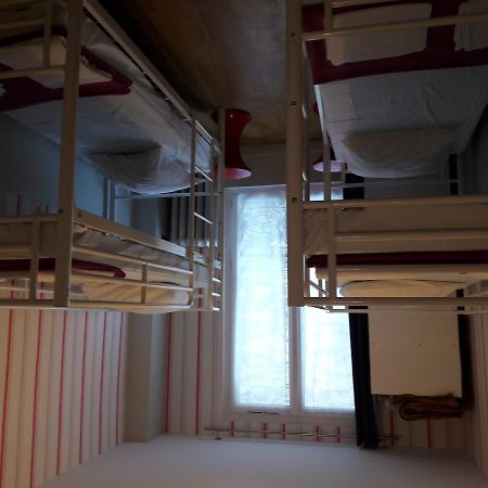 Perfect Hotel & Hostel Paris Bagian luar foto A typical dormitory room