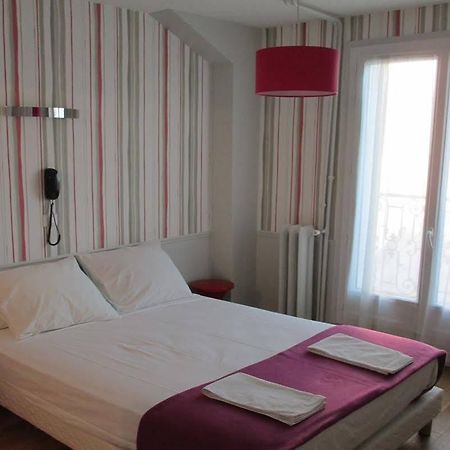 Perfect Hotel & Hostel Paris Bagian luar foto A room at the hotel
