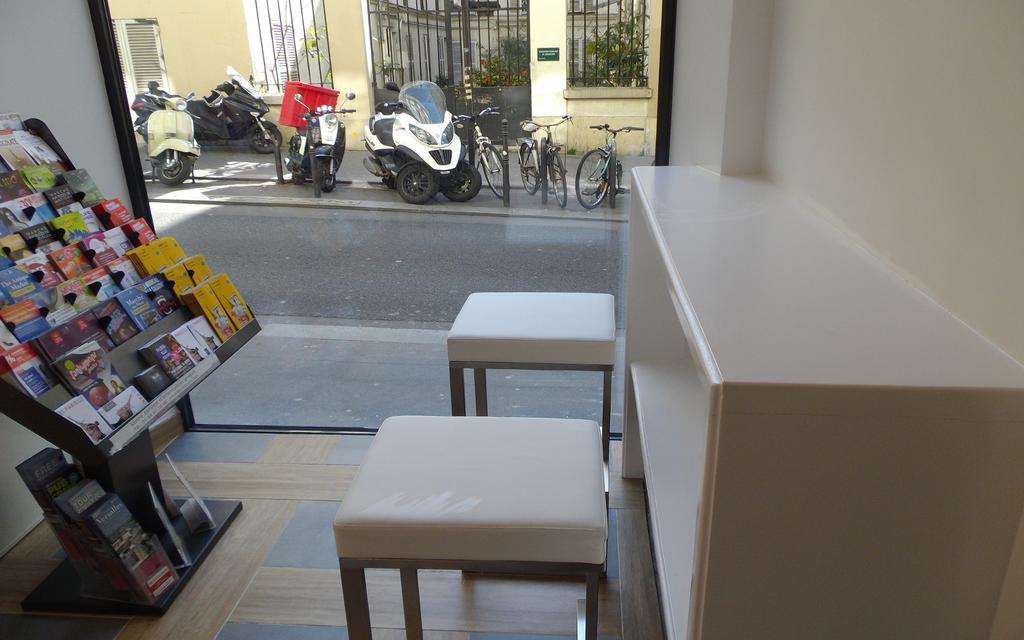 Perfect Hotel & Hostel Paris Bagian luar foto The interior of the station