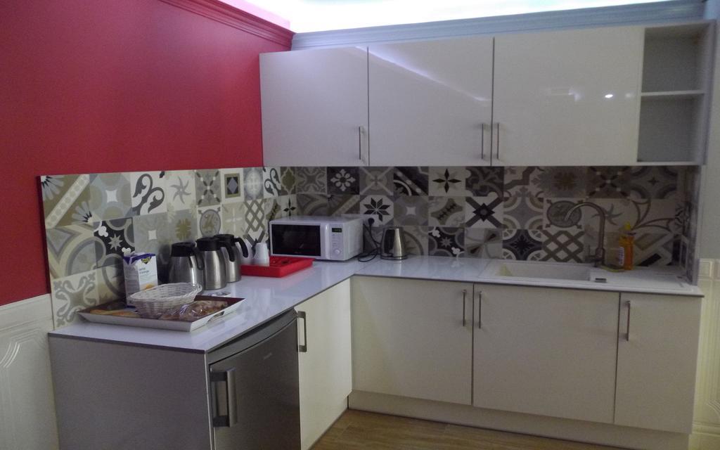 Perfect Hotel & Hostel Paris Bagian luar foto A typical kitchen