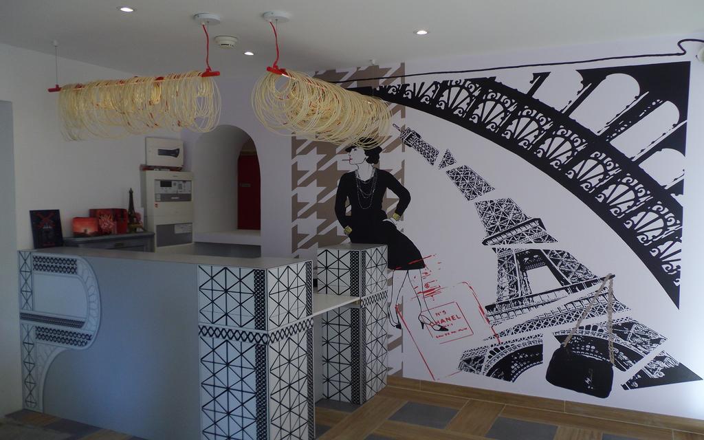 Perfect Hotel & Hostel Paris Bagian luar foto Interior of the hotel