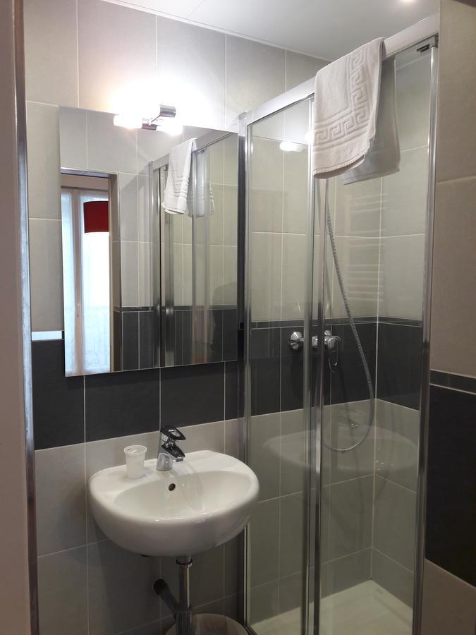 Perfect Hotel & Hostel Paris Bagian luar foto A shower cubicle