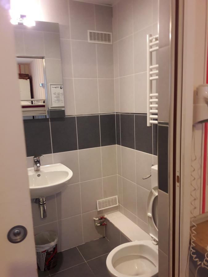 Perfect Hotel & Hostel Paris Bagian luar foto A shower cubicle