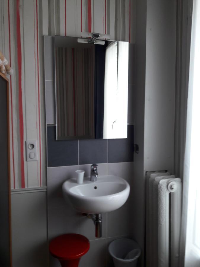 Perfect Hotel & Hostel Paris Ruang foto A typical washbasin