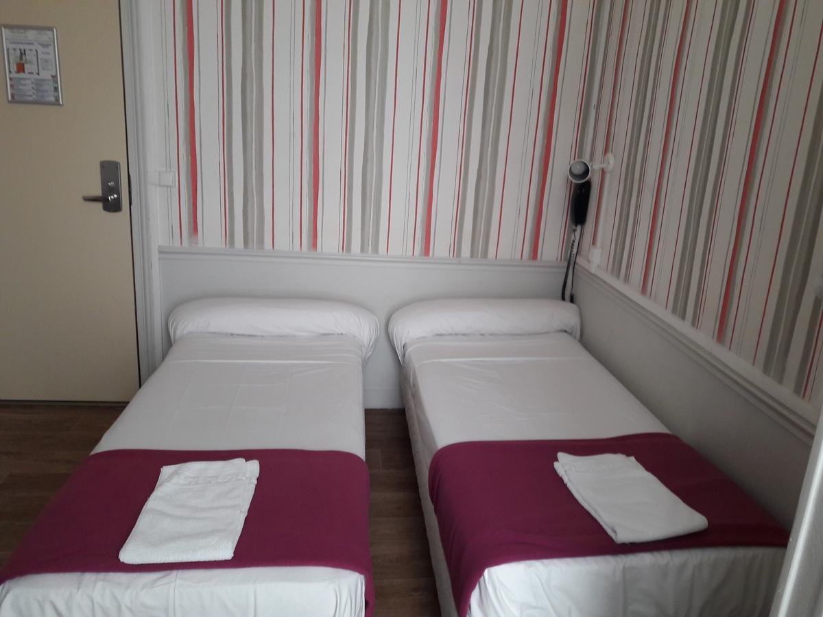 Perfect Hotel & Hostel Paris Bagian luar foto A typical room at the hotel