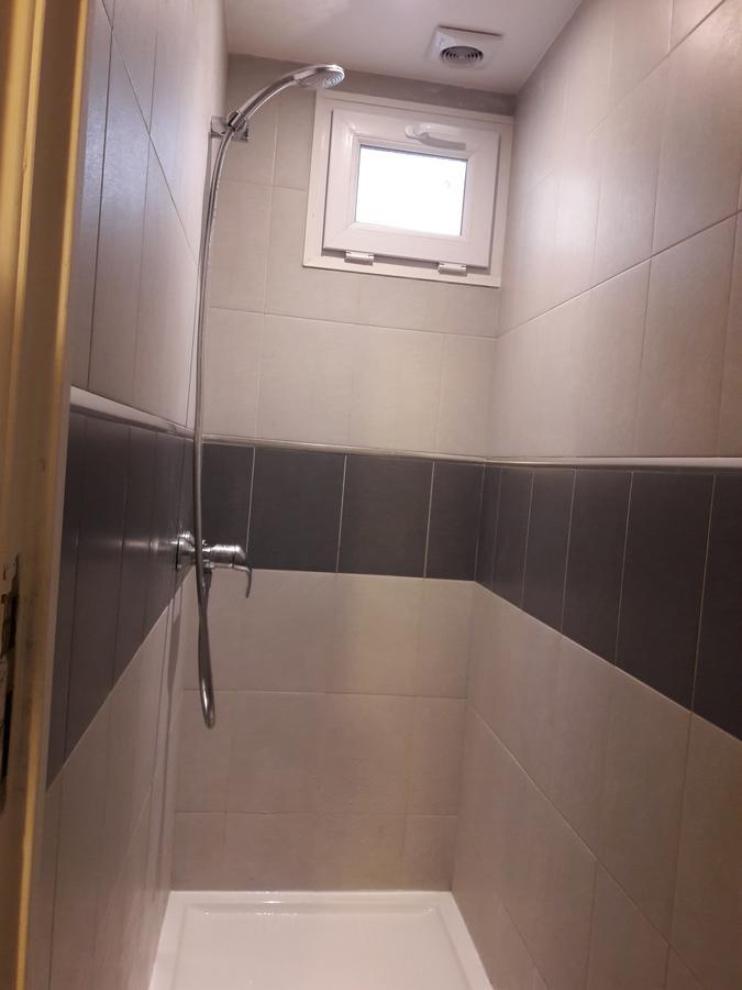 Perfect Hotel & Hostel Paris Ruang foto Bathroom with a shower bath