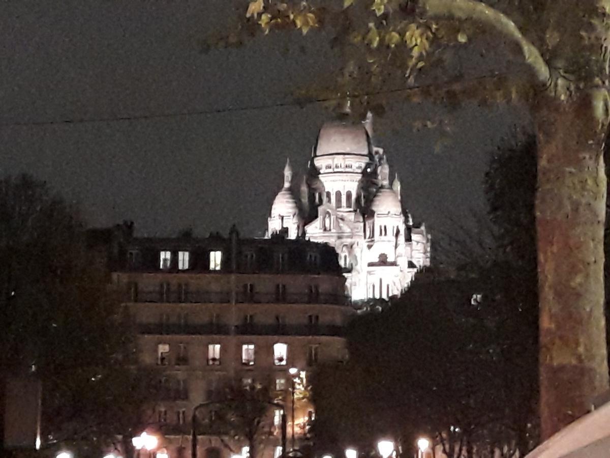 Perfect Hotel & Hostel Paris Bagian luar foto The Sacré-Cœur at night