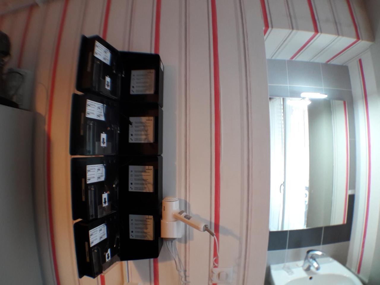 Perfect Hotel & Hostel Paris Bagian luar foto A bathroom in a hotel