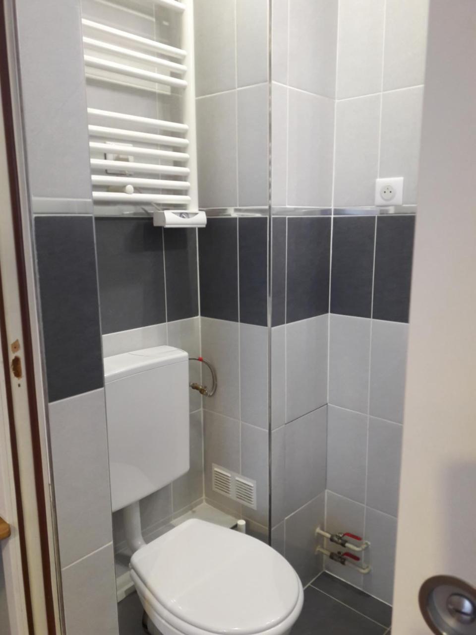 Perfect Hotel & Hostel Paris Bagian luar foto Bathroom in a typical apartment