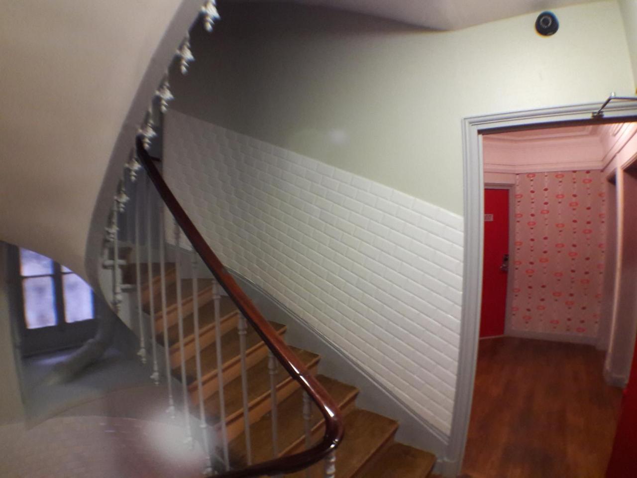 Perfect Hotel & Hostel Paris Bagian luar foto A staircase in a house