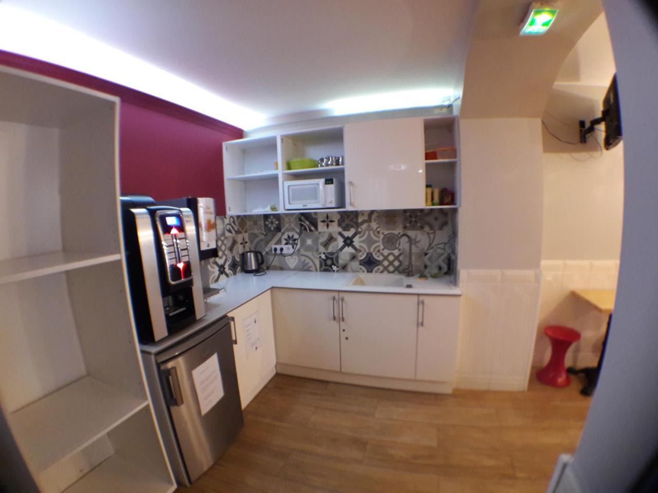 Perfect Hotel & Hostel Paris Bagian luar foto A typical kitchen in a student residence hall