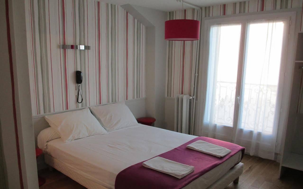 Perfect Hotel & Hostel Paris Bagian luar foto A room at the hotel
